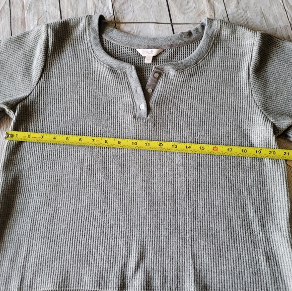 💥NWT Grey Vneck Waffle Top✨️ - Picture 5 of 11